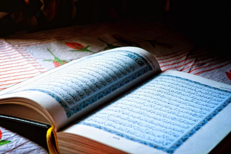 Al Quran, sumber hukum Islam paling utama.