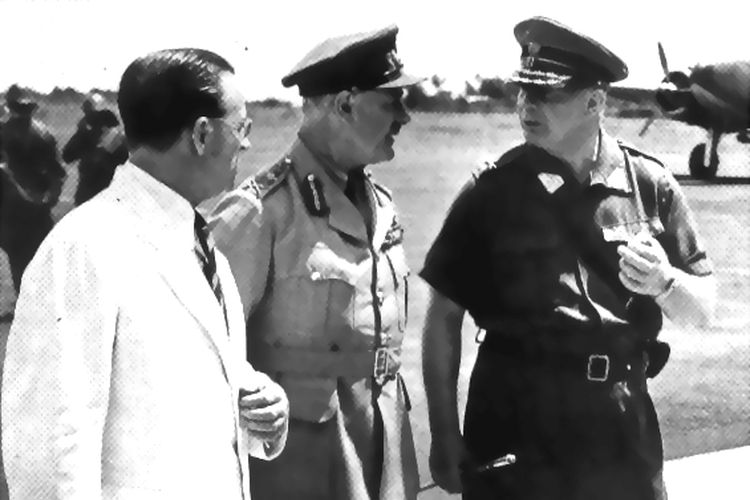 Hubertus Johannes van Mook (Letnan Gubernur Jenderal Hindia Belanda), Jenderal Archibald Percival Wavell (Panglima ABDACOM), dan Mayjen Hein ter Poorten (Panglima KNIL) di Jakarta.
