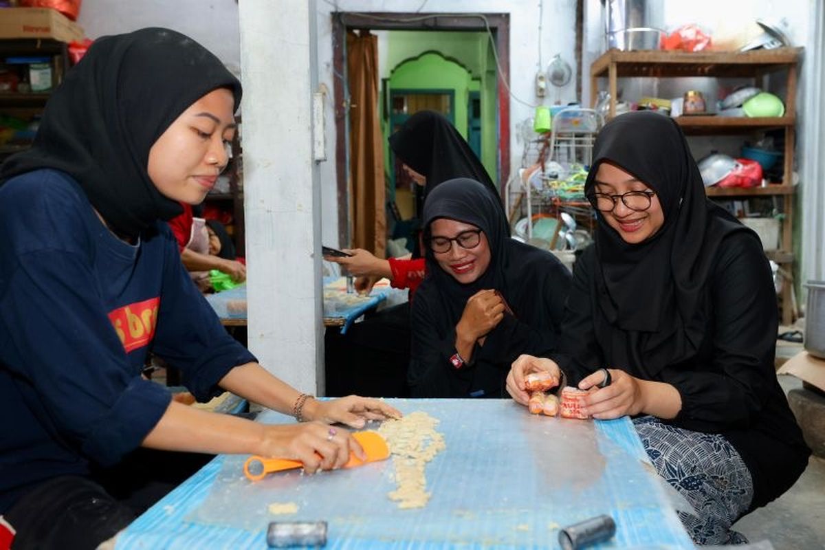 Bupati Banyuwangi, Ipuk Fiestiandani saat mengunjungi rumah produksi kue kacang milik Jamilah di Desa Lemahbang Kulon, Kecamatan Rogojampi.