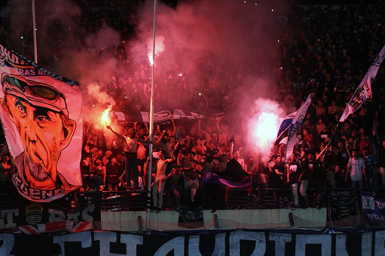 Bobotoh saat mendukung Persib Bandung dalam lanjutan pertandingan Liga 1 2020 di Stadion Si Jalak Harupat, Kabupaten Bandung. 