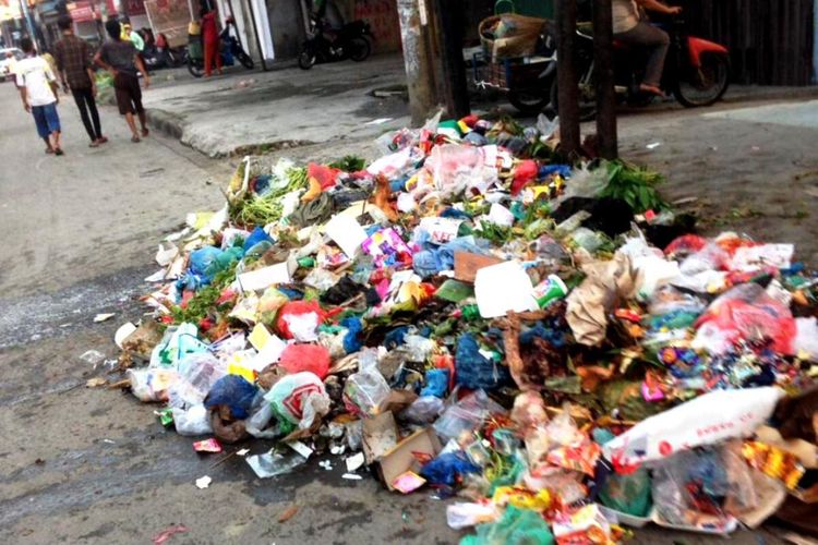Sampah menumpuk di bahu jalan dan trotoar Jalan Sisingamangaraja, Kecamatan Medanamplas, Kota Medan, Senin (14/6/2021)