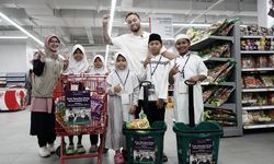 Dompet Dhuafa, Army BTS Indonesia, dan Marc Klok Ajak Anak Yatim Belanja Kebutuhan Lebaran