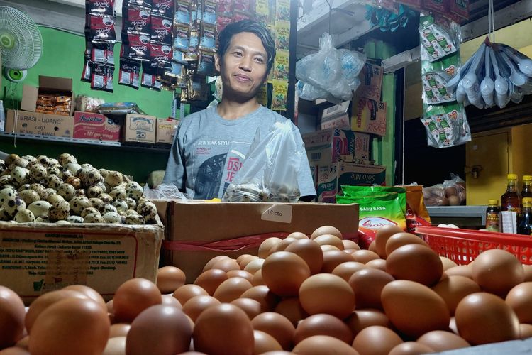 Andri (42) pedagang telur di Pasar Slipi, menyebut harga telur ayam negeri mencapai Rp 32.000 per kilogramnya pada Rabu (24/8/2022). 