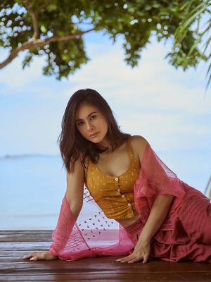 Wulan Guritno tampil elegan di NTT dengan kain Songke khas Manggarai, memadukan busana tradisional dan sentuhan mode modern.