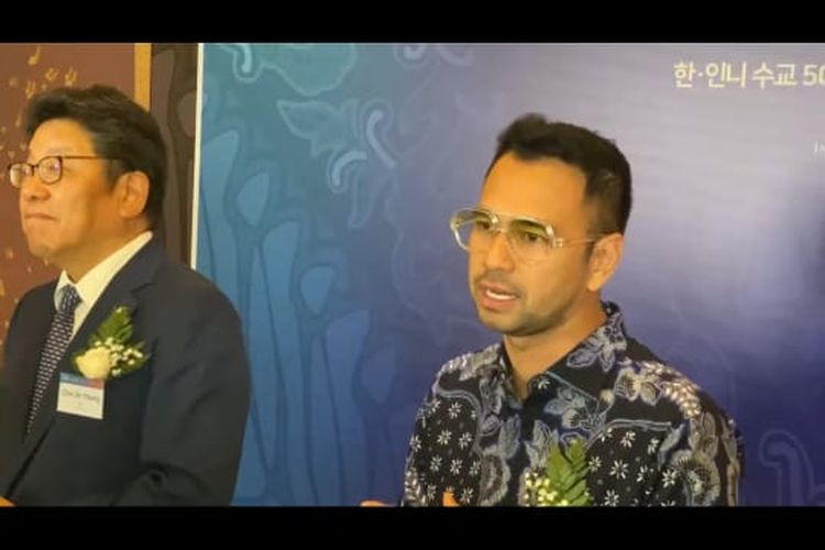 Presenter kondang Raffi Ahmad turut menghadiri acara I-Wave and K-Wave Together for The Future peringatan 50 tahun hubungan Bilateral Indonesia dan Korea Selatan di Hotel Mulia, Jakarta, Kamis (30/11/2023).