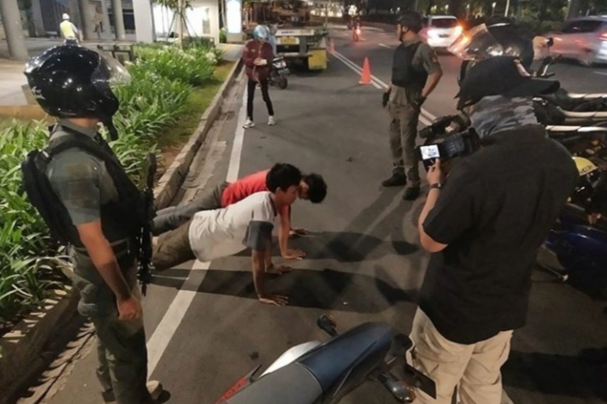 Dua pemuda diberi hukuman Push Up di kawasan Sudirman, Jakarta Selatan, (12/1/2020)