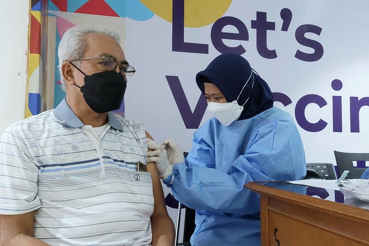 Puskesmas Kecamatan Palmerah menyediakan 100 dosis vaksin Covid-19 merk Pfizer untuk vaksinasi ketiga atau booster. Vaksinasi ketiga itu digelar di Plaza Slipi Jaya sejak hari ini, Rabu (12/1/2022). 