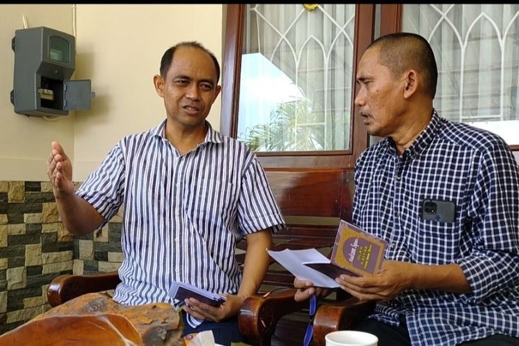 Wali Kota Tegal periode 2009-2014 Ikmal Jaya (kiri) saat menerima tamu di kediamanya di Keluraham Kraton, Kota Tegal, usai bebas dari penjara, Selasa (21/6/2022). 