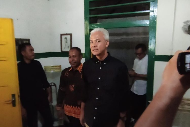 Ganjar Pranowo mengunjungi rumah pengasingan Bung Karno di Jalan Perwira, Kelurahan Kota Raja, Kecamatan Ende Utara, Kabupaten Ende, Nusa Tenggara Timur (NTT), Sabtu (2/12/2023). 