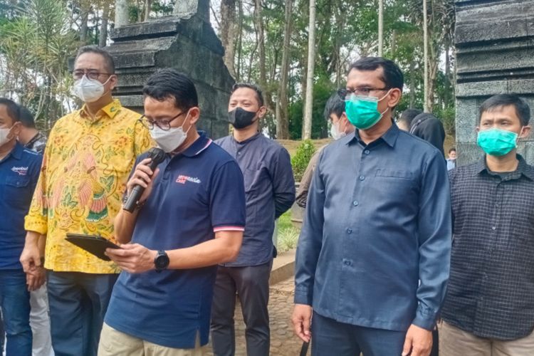 Wakil Bupati Garut Helmi Budiman (kanan) saat mendampingi Menparekraf Sandiaga Uno mengunjungi Desa Wisata Cangkuang, Minggu (22/08/2021)
