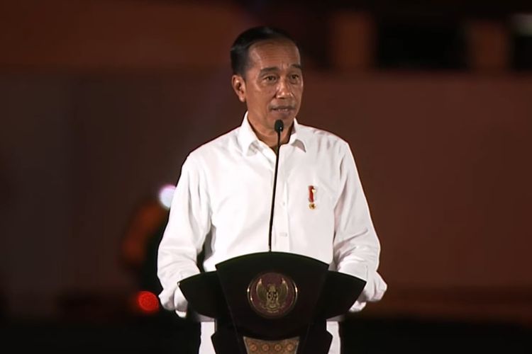 Presiden Joko Widodo (Jokowi) saat meresmikan Kawasan Marina, Labuan Bajo, Kabupaten Manggarai Barat, Provinsi NTT, pada Kamis (21/07/2022). Pada hari yang sama, Presiden Jokowi juga berkomentar soal kematian Brigadir J. 