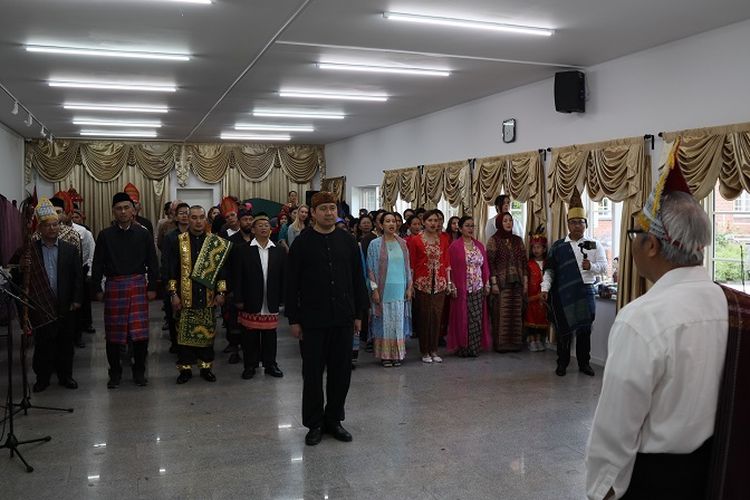 Suasana upacara peringatan Hari Lahir Pancasila di KBRI Kopenhagen yang diikuti warga negara Indonesia yang tinggal di Denmark, pada Minggu (1/6/2019).