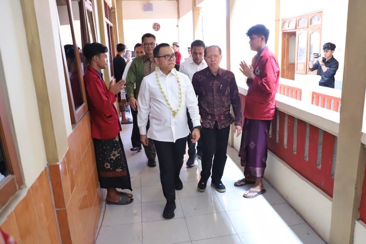 Menpan-RB, Abdullah Azwar Anas bersama Dirjen Bimas Hindu Kemenag, Prof. I Nengah Duija saat meninjau STHD di Klaten, Jawa Tengah, pada Kamis (22/2/2024).