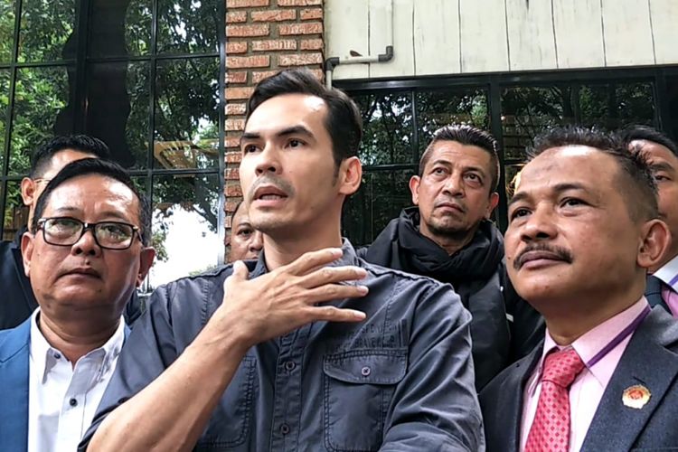 Atalarik Syah bersama tim kuasa huknya saat ditemui di Polda Metro Jaya, Jakarta Selatan, Rabu (11/7/2018).