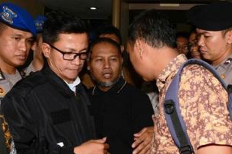 Bambang Widjojanto (tengah berbaju hitam tanpa kaca mata), Sabtu (24/1/2015) dini hari saat meninggalkan Mabes Polri setelah upaya penahanannya ditangguhkan.