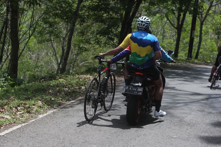 Salah satu peserta Cycling De Jabar yang tidak sanggup lagi sehingga harus dievakuasi saat melalui jalur tanjakan di Ciletuh, Sukabumi, Jawa Barat, Sabtu (27/8/2022).