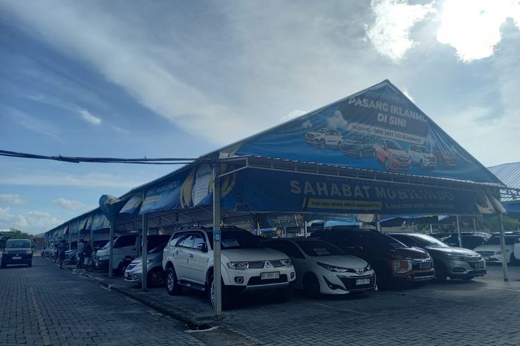 Mobil bekas di Bursa Mobil Bekas Carsentro Solo Baru, Jawa Tengah