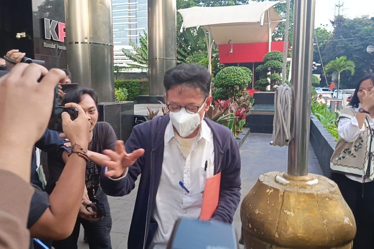 Eks Sekretaris Jenderal Kementerian Ketenagakerjaan (Sekjen Kemenaker) Heri Sudarmanto usai diperiksa Komisi Pemberantasan Korupsi (KPK) di Gedung Merah Putih, Jakarta, pada Rabu (11/6/2025). 