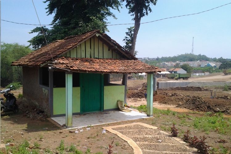 Makam keramat di dukuh Penjor Nolokerto Kaliwungu Yang terkena proyek tol Batang - Semarang. Kompas. Property /Slamet Priyatin