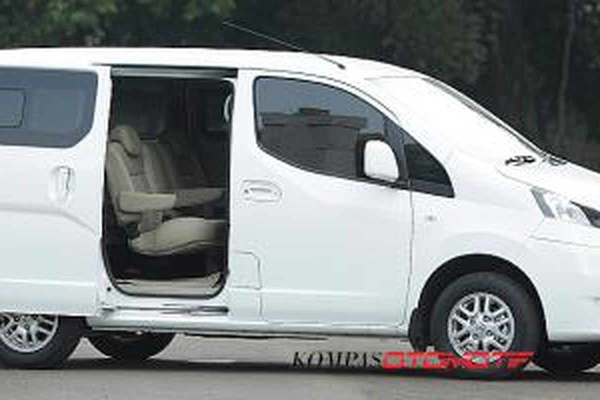 Nissan Evalia didesain menggunakan pintu geser.