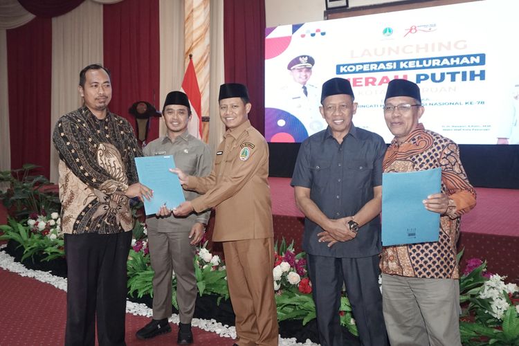 Penyerahan legalitas badan hukum Koperasi Merah Putih seluruh 34 kelurahan di Kota Pasuruan sudah diserahkan oleh Walikota Pasuruan, Adi Wibowo, Selasa (15/07/2025) 