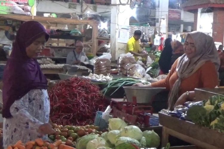 Pantauan pada Selasa (20/5/2024) di Pasar Tumenggungan, Kebumen, menunjukkan bahwa harga bawang merah masih di angka Rp 50.000. Sementara itu arga cabai merah besar, yang saat ini berada di Rp 55.000 per kilogram. 