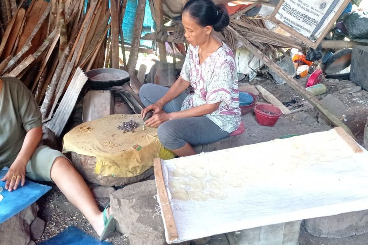 Perajin emping melinjo di Kecamatan Warunggunung Kabupaten Lebak kewalahan melayani permintaan sehubungan pesta pernikahan dan sunatan di masyarakat meningkat. 
