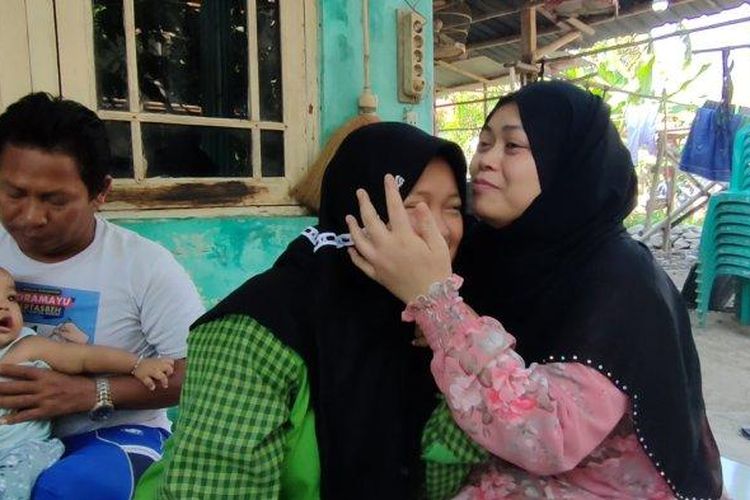 Rusmini Wati saat berkumpul dengan keluarganya di Desa Cangko, Kecamatan Tukdana, Kabupaten Indramayu, Selasa (6/9/2022). Ia sebelumnya terancam hukuman mati karena dituduh mengguna-guna majikannya di Arab Saudi. 
