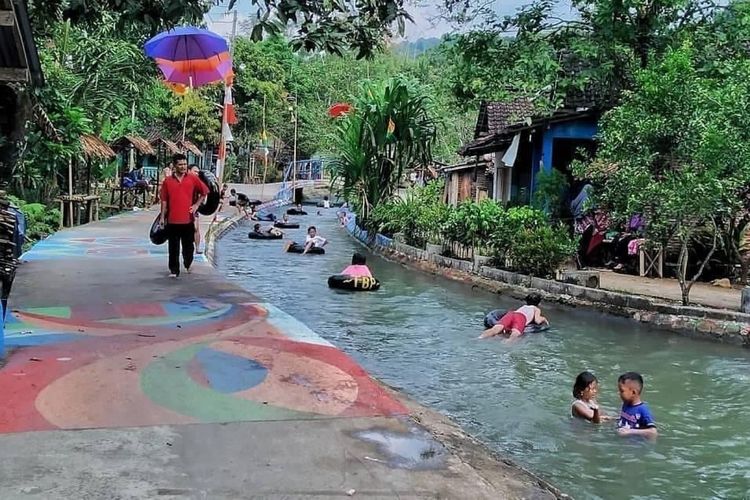 Bermain air di sungai irigasi Boja, Desa Wisata Blimbing, Kendal, Jawa Tengah