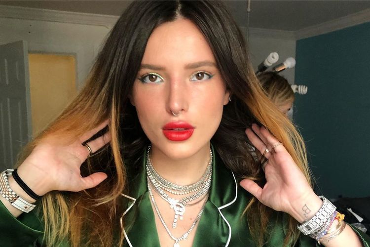 Aktris Bella Thorne ketika melakukan sesi makeup untuk Vogue. Foto diunggah mrlalui akun Instagramnya.