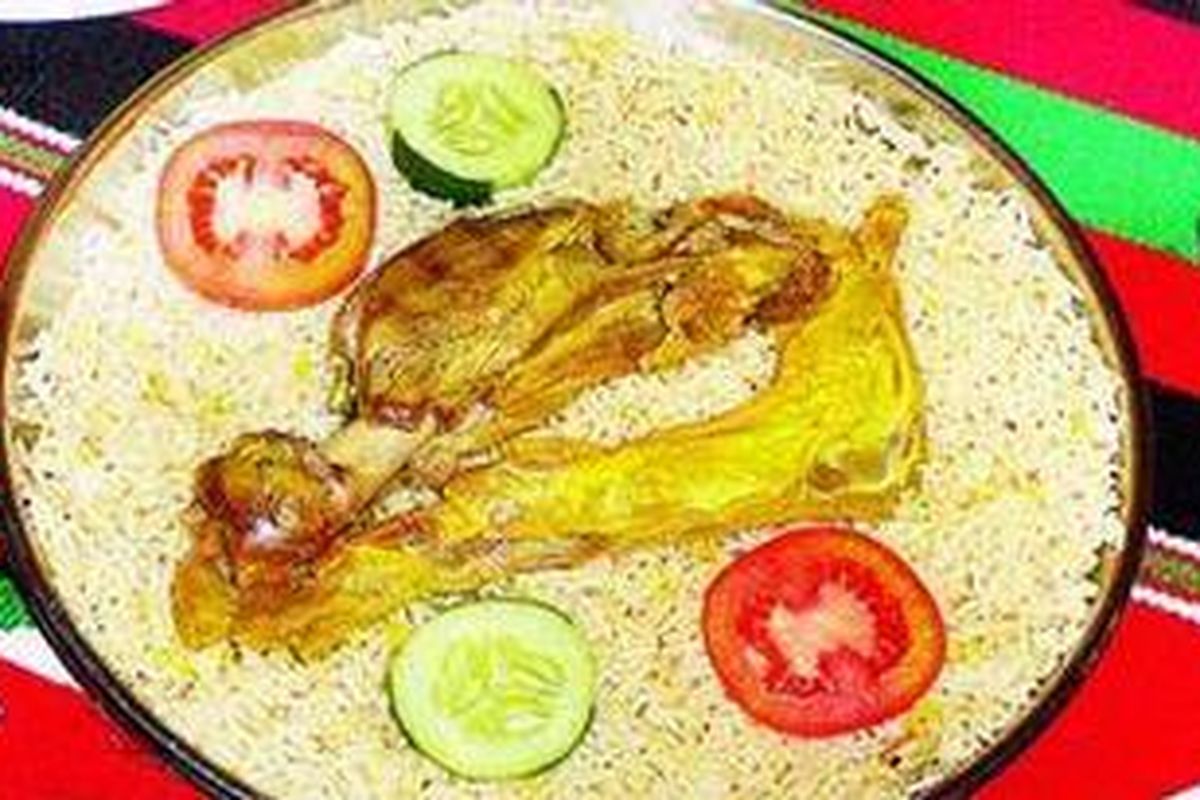 Nasi mandi khas Yaman dan aneka hidangan lainnya di Restoran Hadramout.