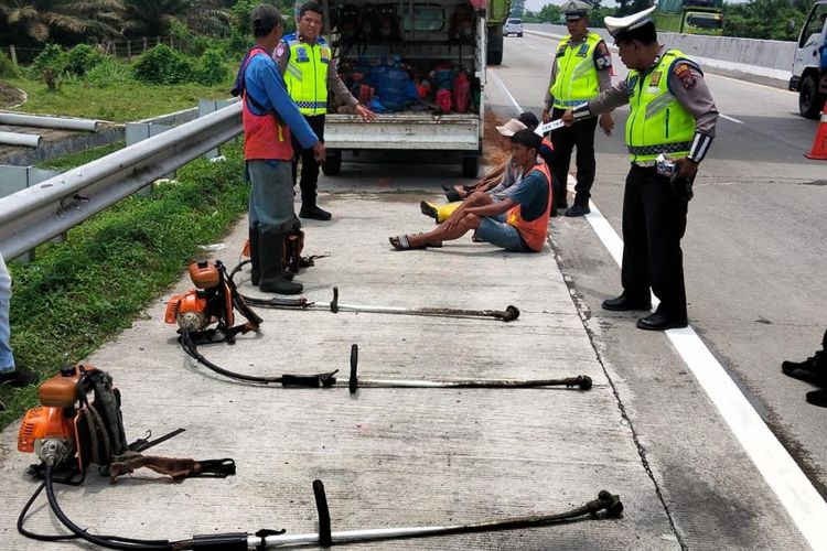 2 Pekerja Pemotong Rumput Tewas Ditabrak Truk di Tol Medan-Tebing Tinggi 
