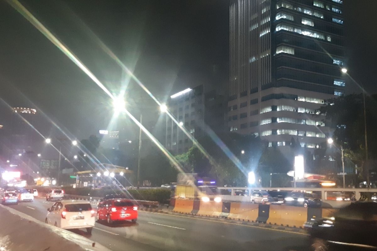 Kondisi tol dalam kota di depan Gedung DPR/ MPR di Senayan, Jakarta Pusat, Senin (23/9/2019) malam kembali lancar, walau sempat diblokade massa dari mahasiswa