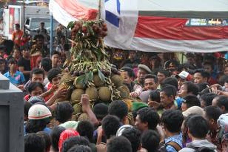 Ribuan orang berebut durian gratis di Festival Durian Candimulyo, Kabupaten Magelang, Jawa Tengah, 7-9 Maret 2014.