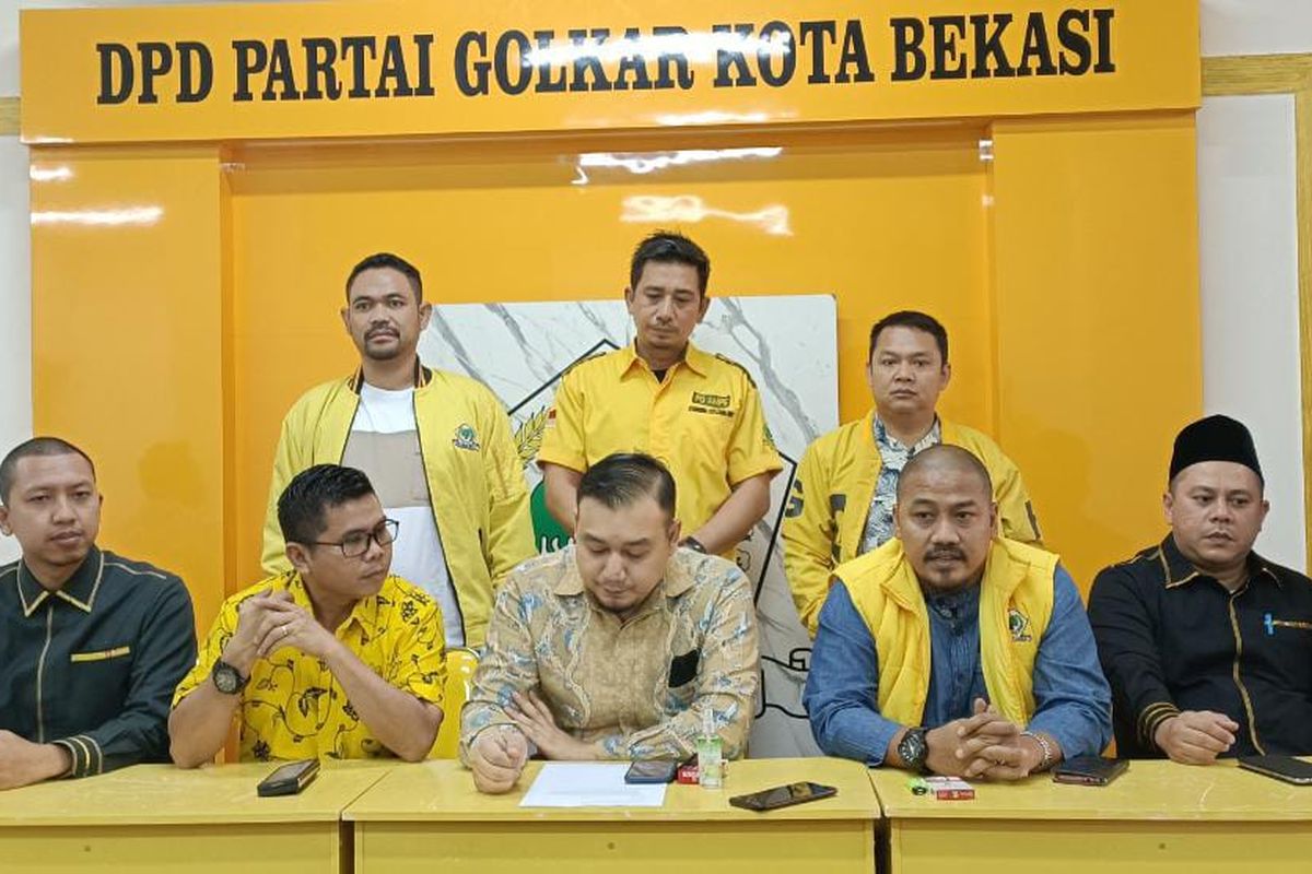 DPD Partai Golkar Kota Bekasi saat konfrensi pers terkait putusan Pengadilan Negeri Kota Bekasi yang memutuskan bahwa Ketua DPD Partai Golkar dijabat oleh Ade Puspitasari pada periode 2020-2025. Putusan itu sekaligus membuat kubu penggugat yakni Novel Saleh Hilabi tidak sah menduduki sebagai Ketua DPD Partai Golkar Kota Bekasi.