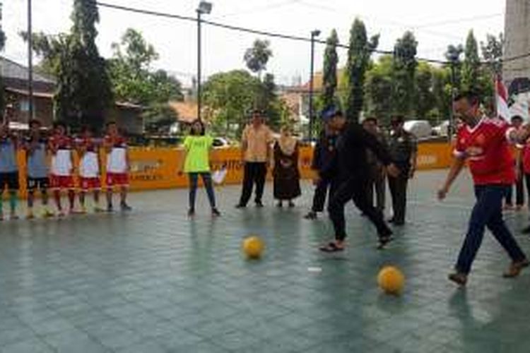 Ridwan Kamil mencoba melakukan eksekusi penalti di Lapangan Bawet, Rabu (16/3/2016).