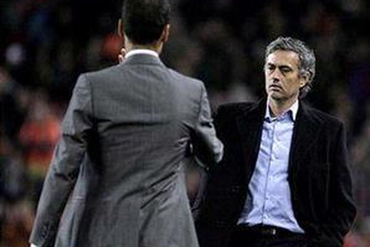Pelatih Barcelona, Josep Guardiola (kiri), menyalami Pelatih Inter Milan, Jose Mourinho, usai duel penyisihan Liga Champions di Camp Nou, November 2009.