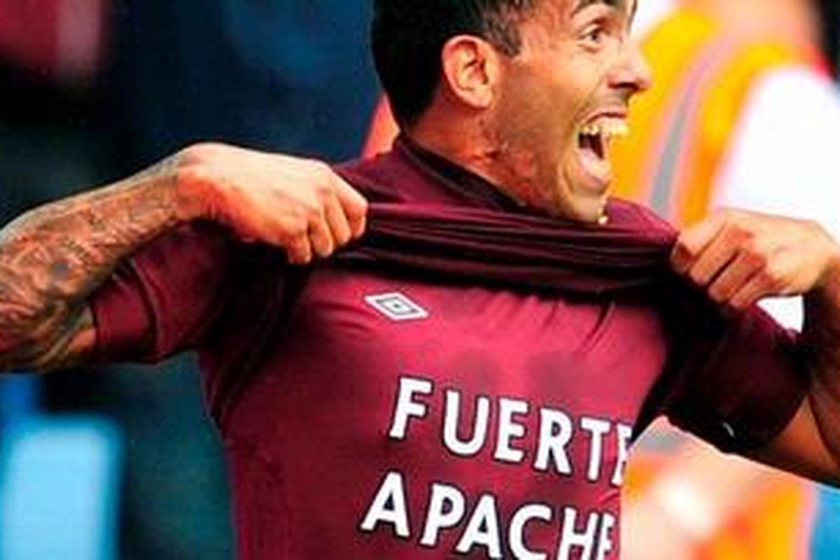 Striker Mancester City, Carlos Tevez, menunjukkan kaus dalam bertuliskan "Fuerte Apache", nama kampung halamannya, saat mencetak gol ke gawang Chelsea dalam turnamen Charity Shield, Minggu (12/8/2012).