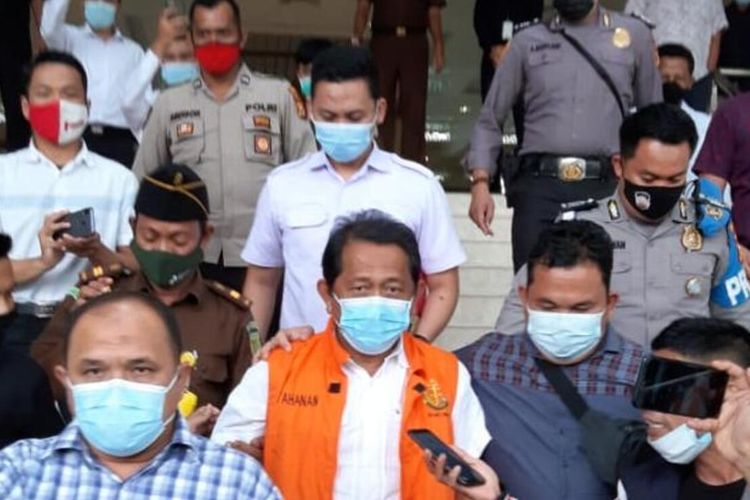 Sekdaprov Riau Yan Prana Ditahan Kejaksaan setelah menjalani pemeriksaan selama 5 jam di gedung Kejaksaan Tinggi (Kejati) Riau, Selasa (22/12/2020).