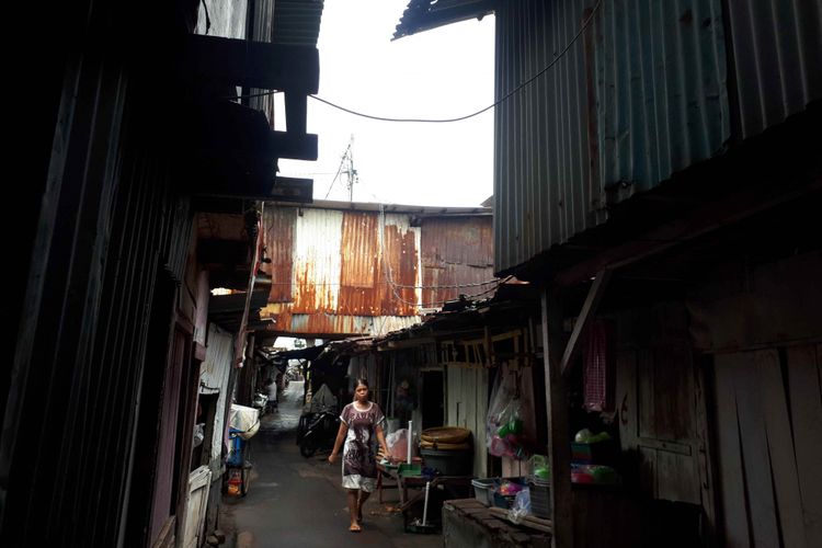 Jalan setapak menuju rumah warga korban penggusuran rusun Petamburan, Jakarta Pusat yang dibangun di atas gorong-gorong saluran air. Foto diambil Rabu (16/1/2019).