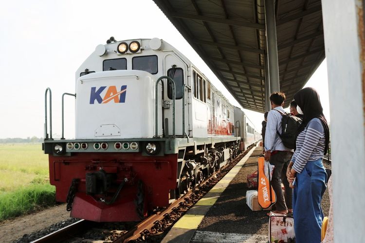 Sejumlah petugas KAI Daop 3 Cirebon memastikan rangkaian kereta api melintas dengan aman di Stasiun Daop 3 Cirebon, Kamis (8/6/2023)