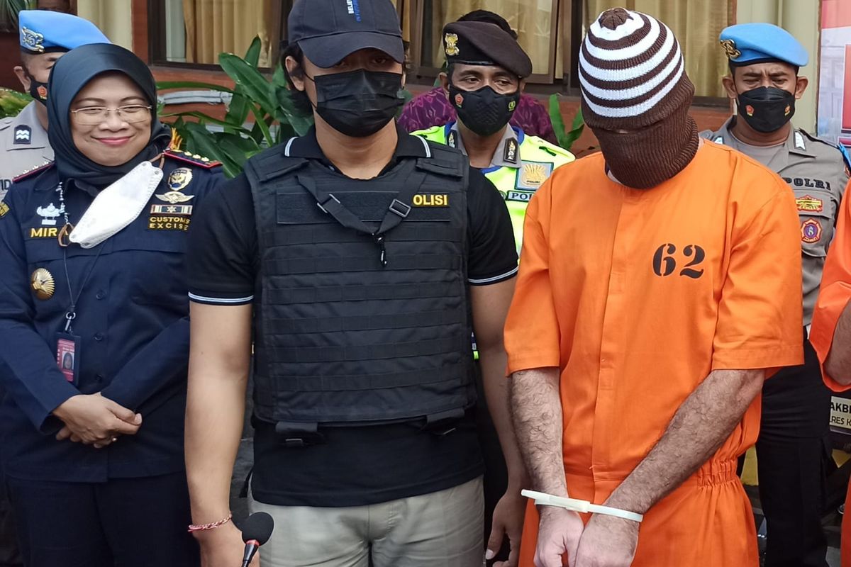 JJB, WNA asal Amerika Serikat saat dihadirkan dalam rilis kasus penyelundupan cairan ganja melalui bandara di Mapolres kawasan Bandara I Gusti Ngurah Rai, Bali pada Jumat (12/8/2022). Kompas.com/ Yohanes Valdi Seriang Ginta