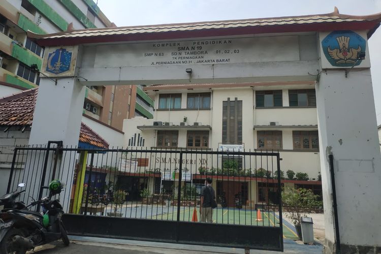 Gerbang komplek pendidikan SMAN 19 Jakarta Barat