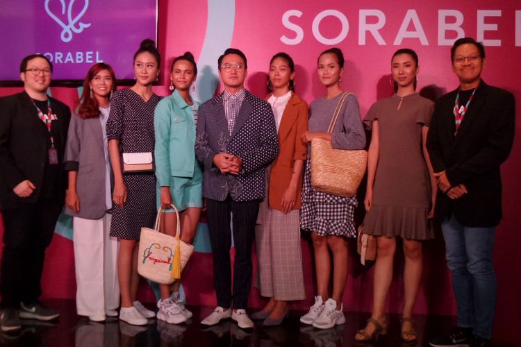 Desainer Barli Asmara (tengah) bersama founder Sorabel dalam peluncuran Sorabel di kawasan Kebayoran Baru, Jakarta Selatan, Kamis (7/2/2019).