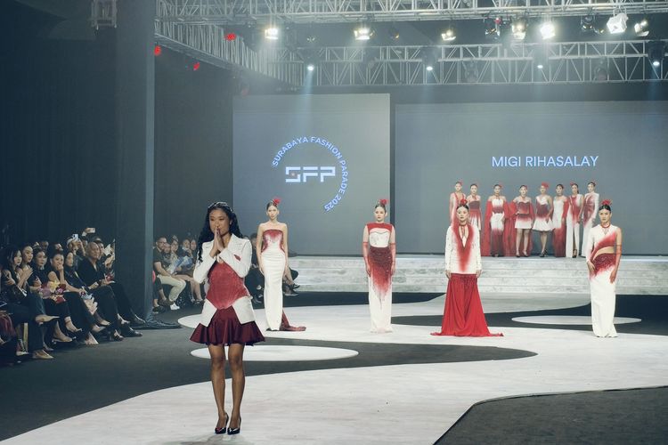Desainer Migi Rihasalay yang membawakan karyanya Blood yang merangkai cerita tentang kehidupan dan pengorbanan saat ditampilkan pada Surabaya Fashion Parade (SFP) 2025 ke-18 tahun berlangsung di Tunjungan Plaza 3 Level 6 pada 14?16 November 2025.