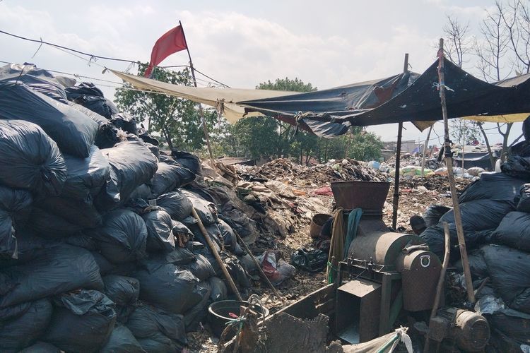 Seharusnya Hanya Olah Sampah Organik, Gunungan Sampah Anorganik Justru ada di Pasar Gedebage Bandung