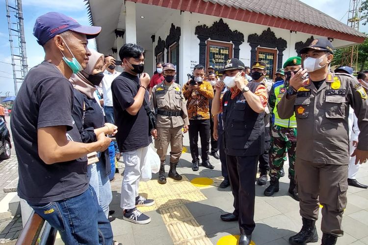 Bupati Semarang Ngesti Nugraha mengimbau pengunjung tempat wisata untuk mematuhi protokol kesehatan dengan memakasi masker.