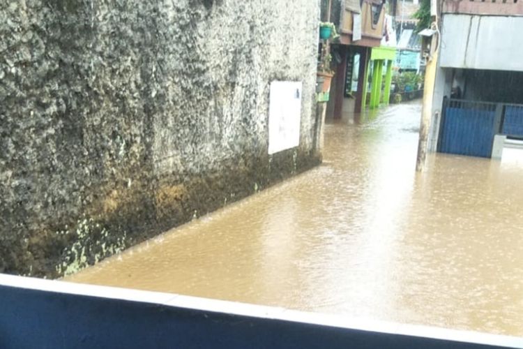 Banjir melanda permukiman warga RW 05 di Blok C Kampung Baru, Pondok Pinang, Kebayoran Lama, Jakarta Selatan, Kamis (17/2/2022) siang. 