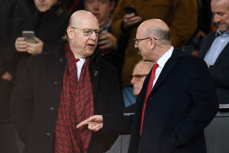 Para pemilik Manchester United, Joel dan Avram (kiri) Glazer, berbicara jelang laga leg pertama perempat final Liga Champions antara Man United dan Barcelona di Old Trafford, Manchester, pada 10 April 2019.