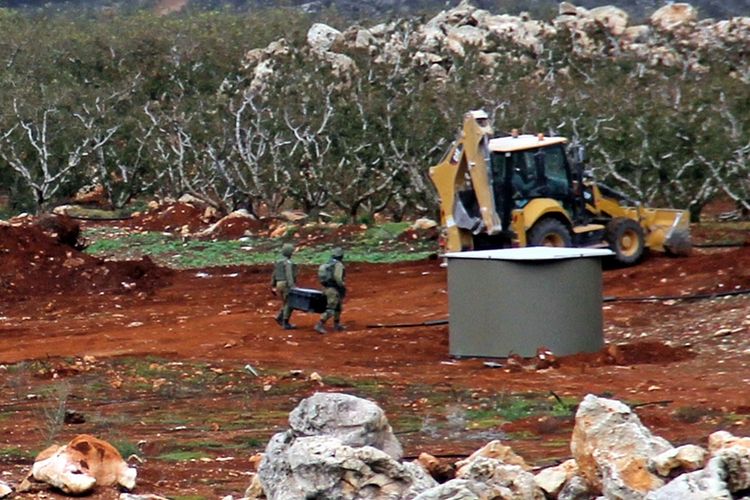 Militer Israel menggunakan alat berat yang dioperasikan untuk menghancurkan terowongan Hezbollah di perbatasan utara yang berbatasan dengan Lebanon.